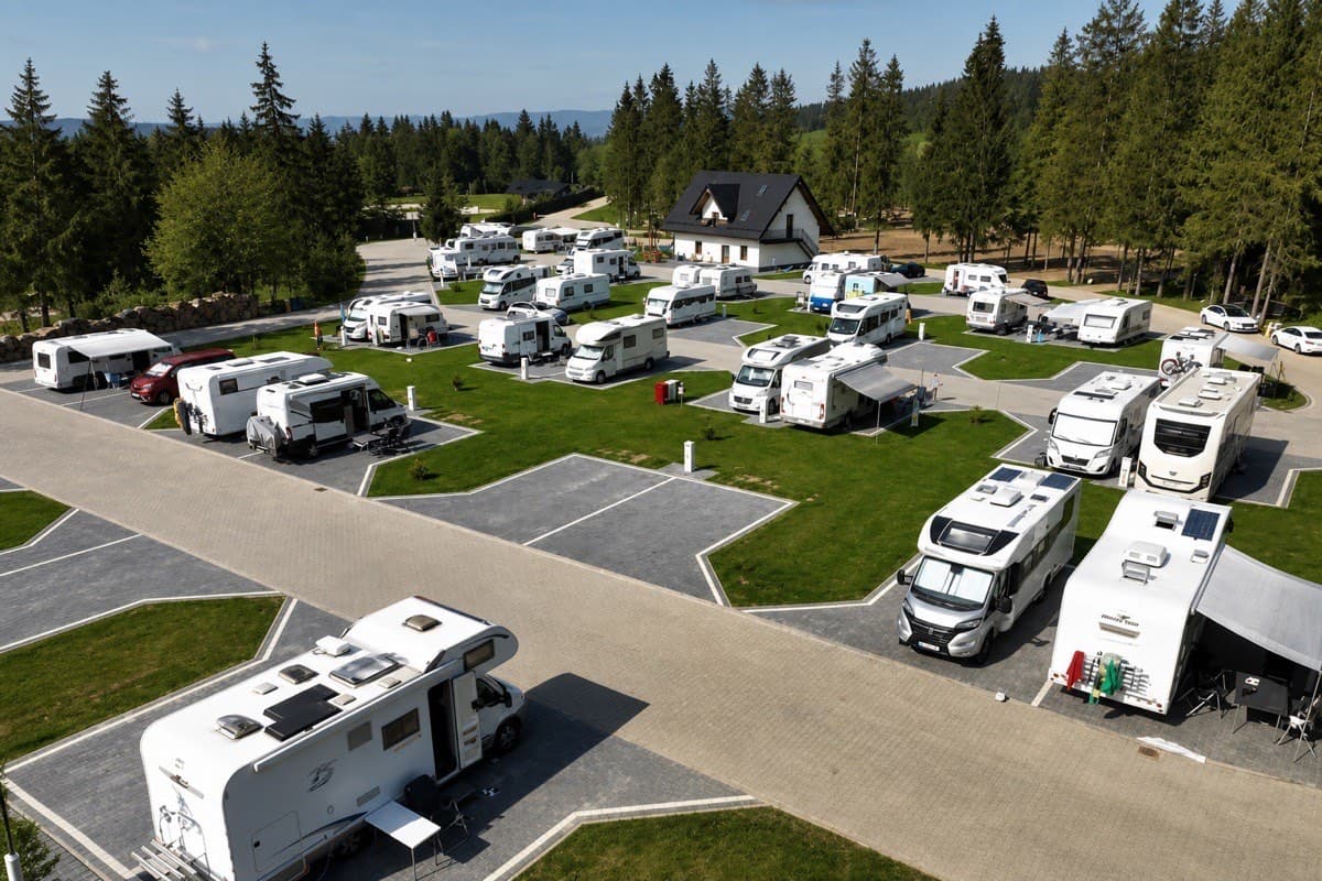Camper park z utwardzonymi stanowiskami dla kamperów