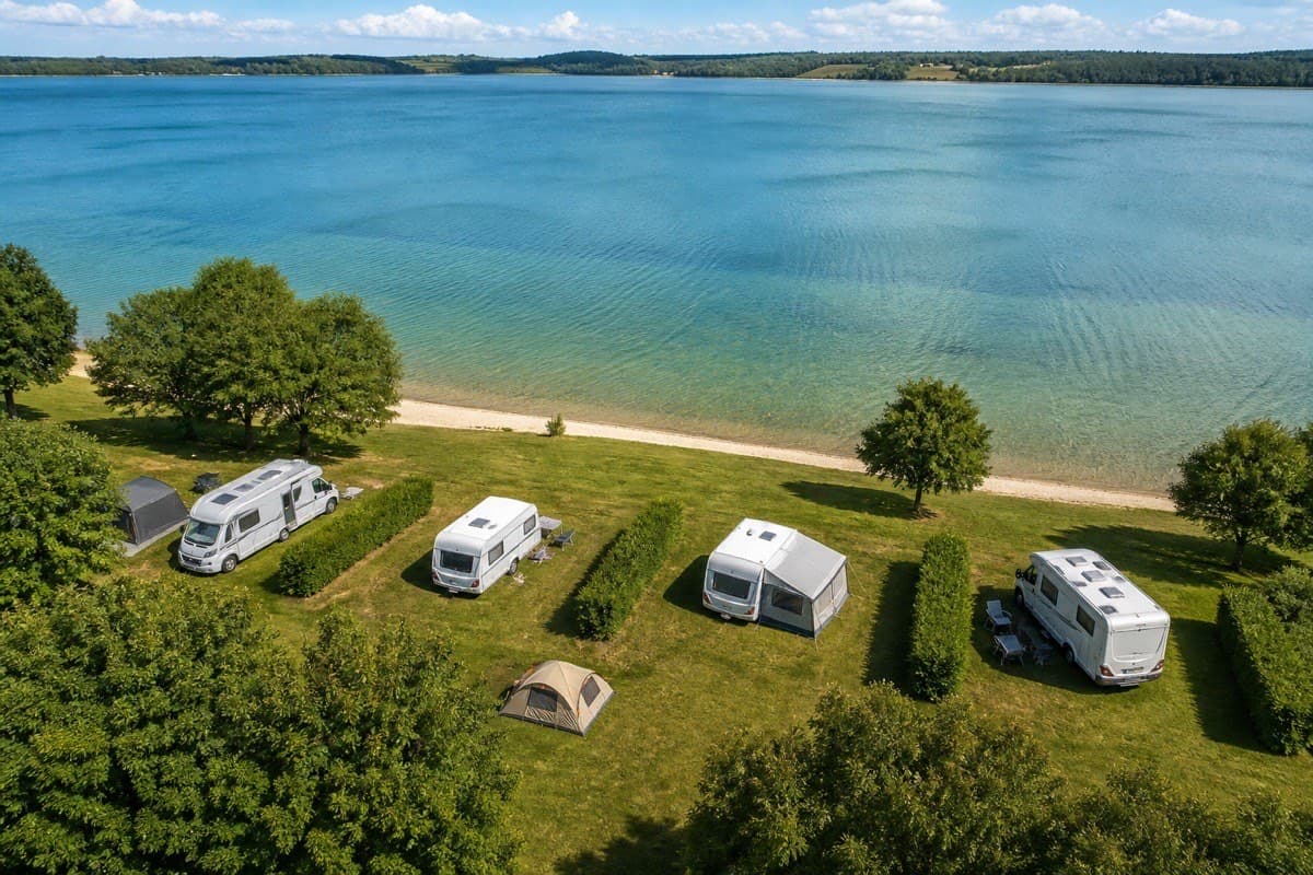 Kemping nad jeziorem z plażą i stanowiskami