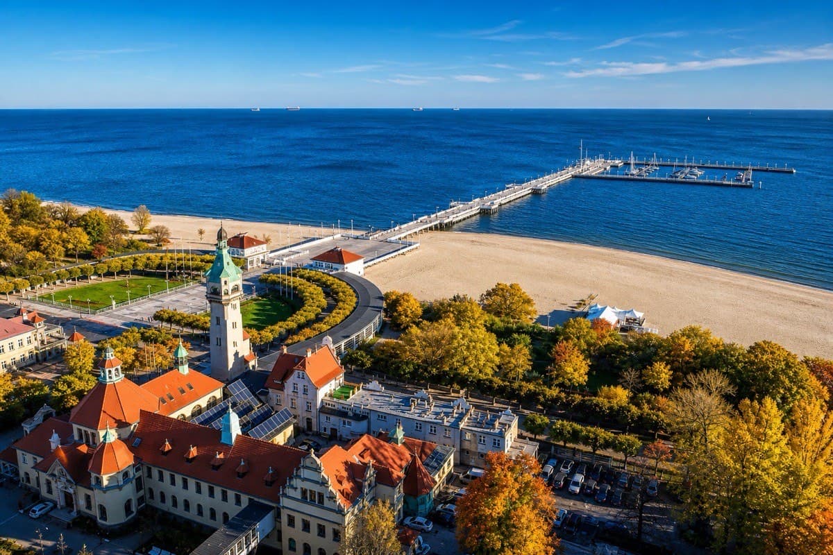 Sopot z powietrza: latarnia morska, molo prowadzące do mariny i plaża nad Bałtykiem
